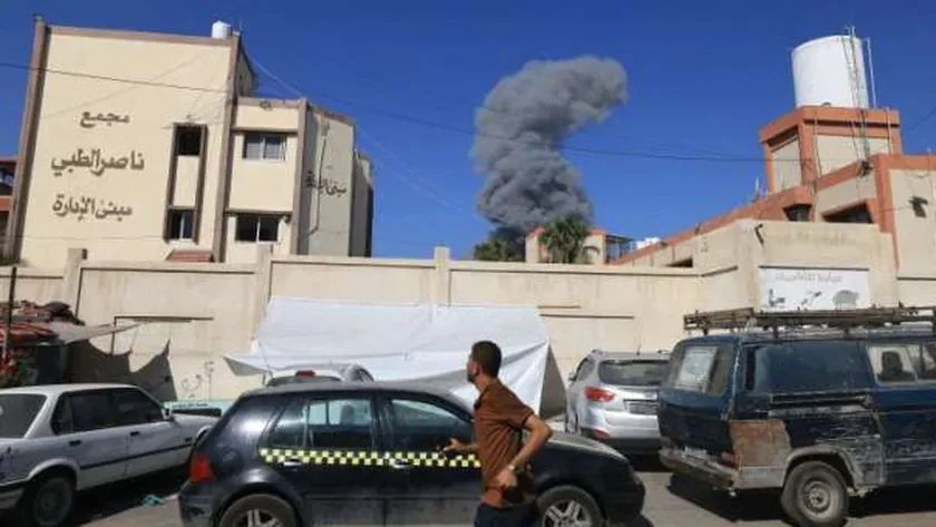 العدوان يستهدف مجمع ناصر الطبي ويؤدي لاستشهاد الصحفي حسن أصليح أثناء تلقيه الرعاية الطبية.