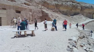 مجموعة سياحية دولية تتفقد معالم آثار بني حسن في المنيا