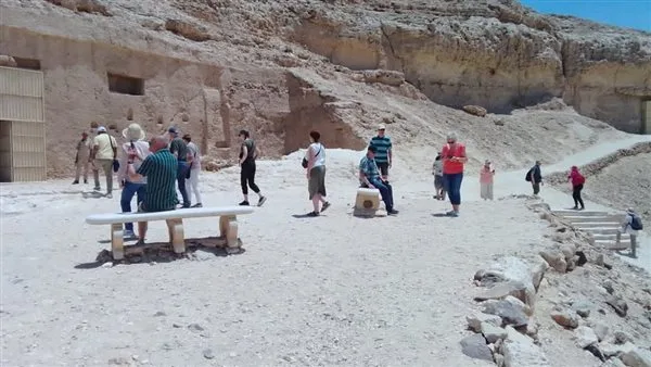 مجموعة سياحية دولية تتفقد معالم آثار بني حسن في المنيا مجموعة سياحية دولية تتفقد معالم آثار بني حسن في المنيا
