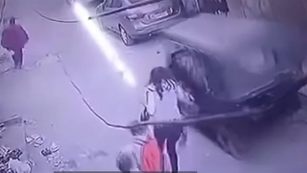 مجهولين راكبين توك توك.. الأمن يفحص تداول فيديو اختطاف طفل من والدته وسط الشارع مجهولين راكبين توك توك.. الأمن يفحص تداول فيديو اختطاف طفل من والدته وسط الشارع