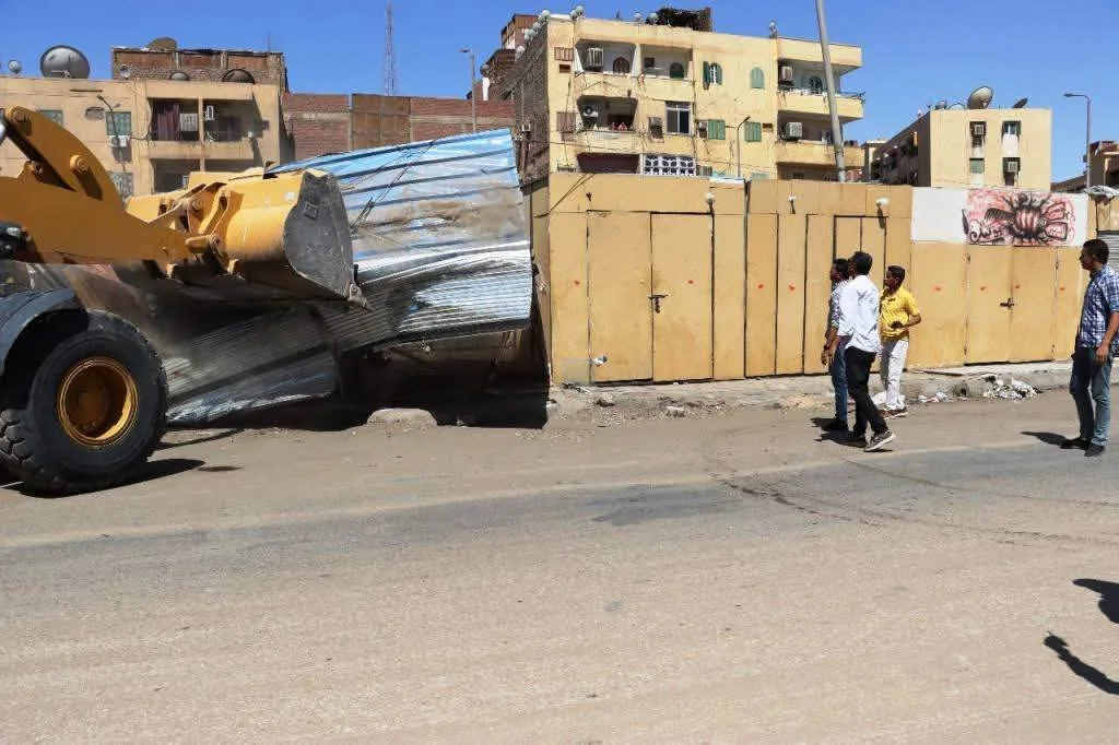 محافظ أسوان بالتعاون مع وزير النقل: إزالة 40 كشكًا غير قانوني و200 مظلة عشوائية على جدار السكك الحديدية في منطقة السيل محافظ أسوان بالتعاون مع وزير النقل: إزالة 40 كشكًا غير قانوني و200 مظلة عشوائية على جدار السكك الحديدية في منطقة السيل