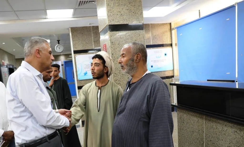 محافظ أسوان يتعاون مع وزير الصحة ورئيس الهيئة لتأمين الأطباء لمستشفى النيل في إدفعو