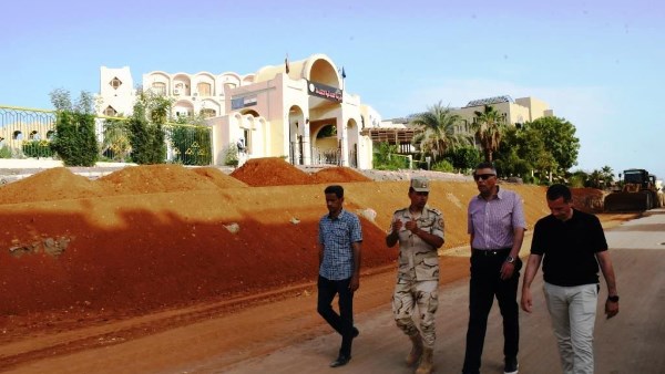 محافظ أسوان يتفقد مشروع تطوير وتوسعة وتجميل طريق السادات محافظ أسوان يتفقد مشروع تطوير وتوسعة وتجميل طريق السادات