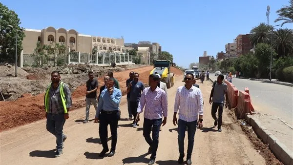 محافظ أسوان يكلف نائبه بمتابعة مشروع تطوير طريق السادات محافظ أسوان يكلف نائبه بمتابعة مشروع تطوير طريق السادات