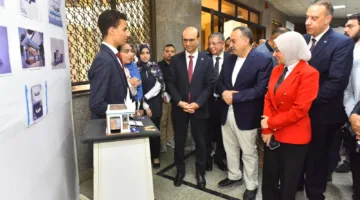 محافظ أسيوط ورئيس الجامعة يفتتحان معرض اختيار أفضل تصميم لمنافذ البيع المتنقلة