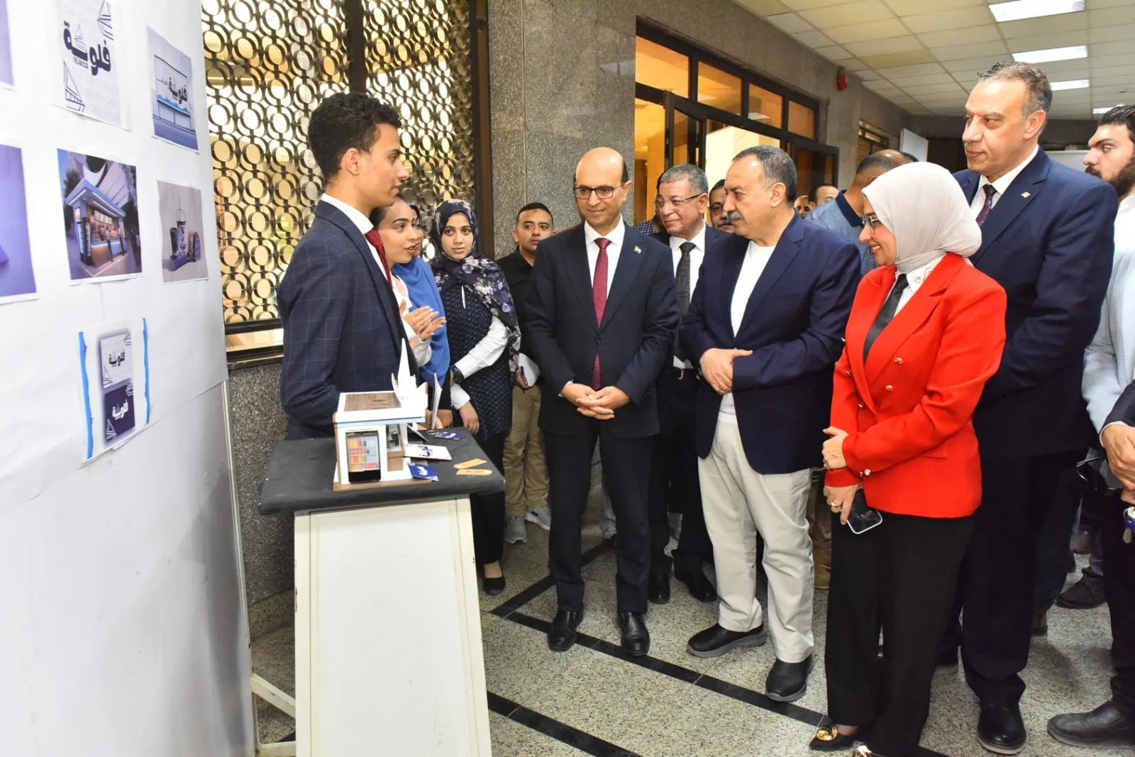 محافظ أسيوط ورئيس الجامعة يفتتحان معرض اختيار أفضل تصميم لمنافذ البيع المتنقلة محافظ أسيوط ورئيس الجامعة يفتتحان معرض اختيار أفضل تصميم لمنافذ البيع المتنقلة