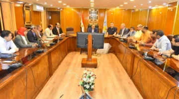 محافظ أسيوط يجتمع مع أصحاب شركات السياحة وممثلي النوادي والنقابات المطلة على نهر النيل