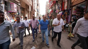 محافظ أسيوط يزور الأنشطة الخاصة بإزالة التعديات في القيسارية والسكة الجديدة بحي غرب ويثني على تعاون الأهالي.