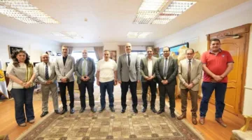 محافظ أسيوط يلتقي لجنة وزارة الشباب والرياضة لبحث تطوير استاد الأربعين الرياضي