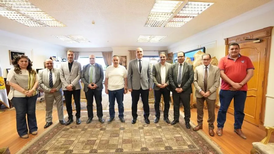 محافظ أسيوط يلتقي لجنة وزارة الشباب والرياضة لبحث تطوير استاد الأربعين الرياضي محافظ أسيوط يلتقي لجنة وزارة الشباب والرياضة لبحث تطوير استاد الأربعين الرياضي