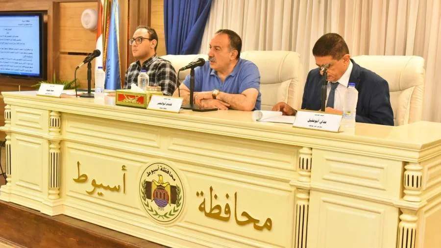 محافظ أسيوط يوافق على تخصيص أراضٍ لإنشاء مرافق تعليمية واجتماعية في أبوتيج وصدفا.