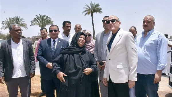 «محافظ الأقصر» يستجيب لدعوة سيدة لزيارة منزلها في الضفة الغربية (صور)