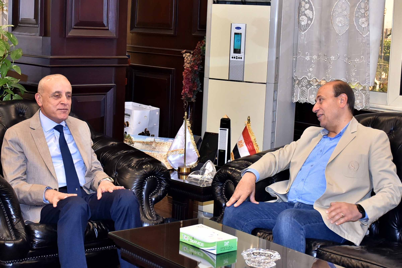 محافظ الأقصر يستقبل وفد الجهاز المركزى للتعمير لمناقشة مشروعات الجهاز بالمحافظة محافظ الأقصر يستقبل وفد الجهاز المركزى للتعمير لمناقشة مشروعات الجهاز بالمحافظة