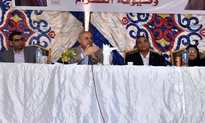 محافظ الأقصر يلتقي بأهالي عزبة أبو دغار في مؤتمر شعبي موسع بأرمنت للاستماع لمطالبهم محافظ الأقصر يلتقي بأهالي عزبة أبو دغار في مؤتمر شعبي موسع بأرمنت للاستماع لمطالبهم