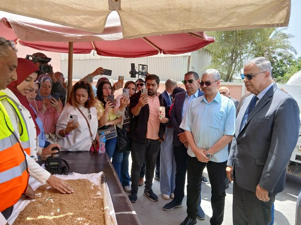  محافظ الإسكندرية فى زيارة إلى صومعة  كينج مريوط ويتابع  توريد الأقماح المحلية