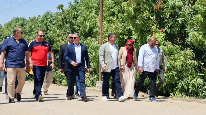 محافظ الإسماعيلية يراجع مجموعة من الطرق والمحاور الموصى بتطويرها في مركز الإسماعيلية
