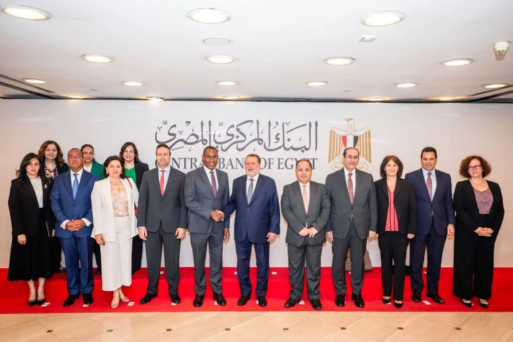 محافظ البنك المركزي ونائب مدير صندوق النقد الدولي يتباحثان حول الإصلاحات الاقتصادية في مصر.