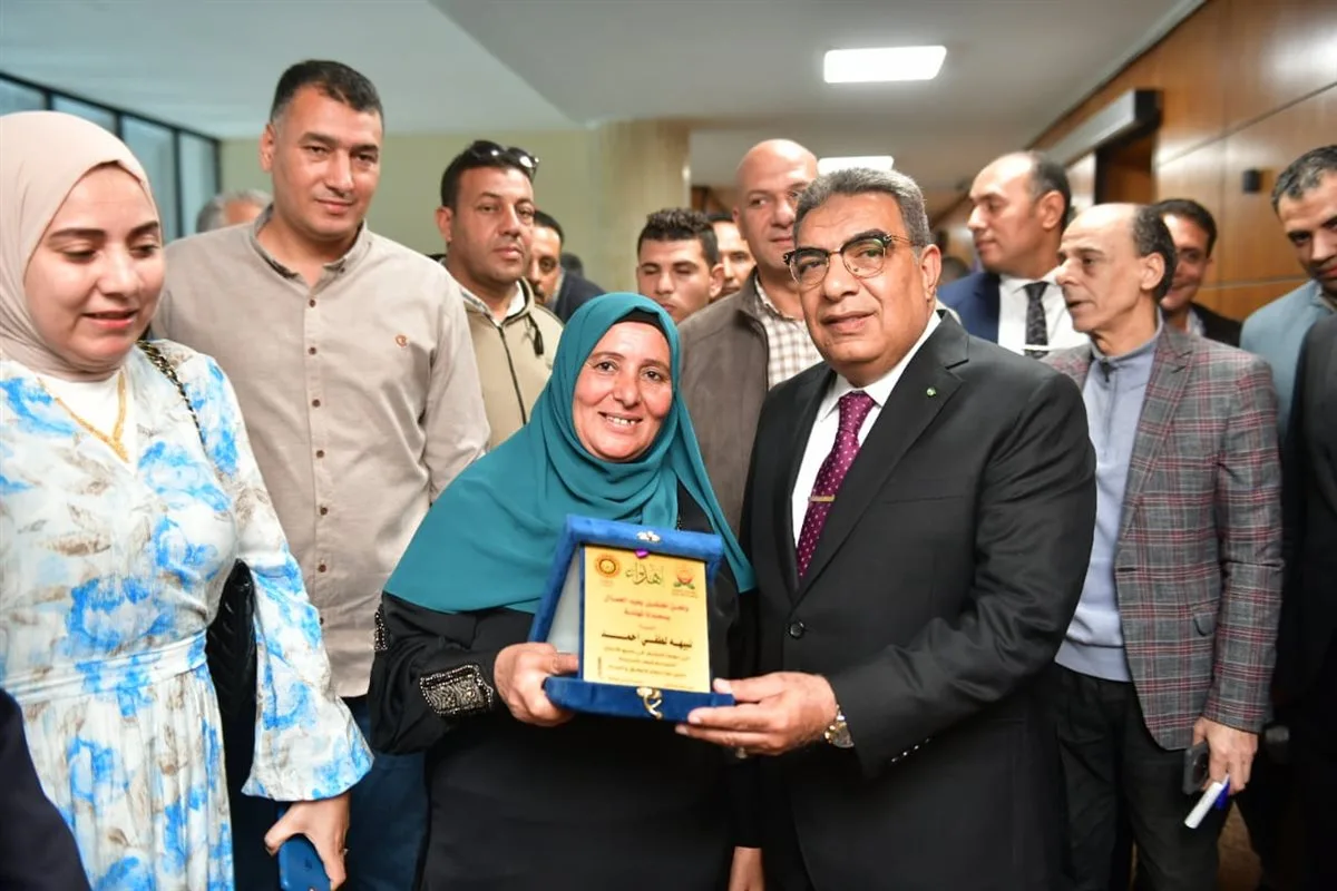 محافظ الدقهلية يكرم 50 من العاملين والنقابيين فى إحتفالية عيد العمال محافظ الدقهلية يكرم 50 من العاملين والنقابيين فى إحتفالية عيد العمال