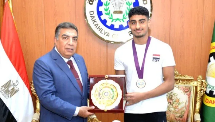 محافظ الدقهلية يكرّم بطل أفريقيا حاتم أشرف لإلهامه الشباب بإنجازاته في السباحة محافظ الدقهلية يكرّم بطل أفريقيا حاتم أشرف لإلهامه الشباب بإنجازاته في السباحة