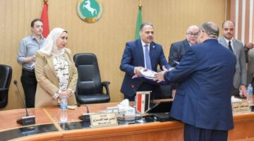محافظ الشرقية يوزع ملابس الإحرام وتأشيرات السفر على حجاج الجمعيات الأهلية