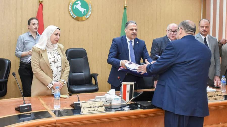 محافظ الشرقية يوزع ملابس الإحرام وتأشيرات السفر على حجاج الجمعيات الأهلية محافظ الشرقية يوزع ملابس الإحرام وتأشيرات السفر على حجاج الجمعيات الأهلية