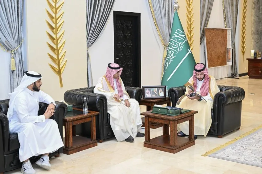 محافظ الطائف يستعرض تقرير جائزة ملهم محافظ الطائف يستعرض تقرير جائزة ملهم