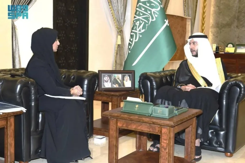 محافظ الطائف يستعرض خطط وبرامج جمعية المراكز الثقافية للأحياء محافظ الطائف يستعرض خطط وبرامج جمعية المراكز الثقافية للأحياء
