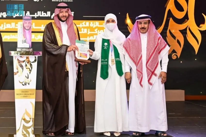 محافظ الطائف يُحتفي بالطالبة لمياء النفيعي لتألقها في معرض آيسف 2025 وحصولها على المركز الثالث عالميًا