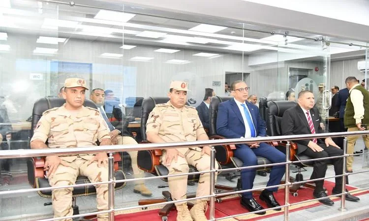 محافظ الفيوم وقائد الدفاع الشعبي يشهدان تجربة عملية لمواجهة تسرب غاز الكلور محافظ الفيوم وقائد الدفاع الشعبي يشهدان تجربة عملية لمواجهة تسرب غاز الكلور