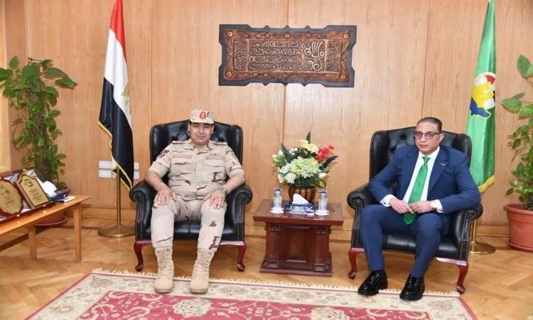 محافظ الفيوم وقائد قوات الدفاع الشعبي يبحثان التعاون في مجالات التنمية محافظ الفيوم وقائد قوات الدفاع الشعبي يبحثان التعاون في مجالات التنمية