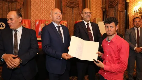 محافظ القاهرة يسلم عقود عمل جديدة لذوي همم بشركات القطاع الخاص محافظ القاهرة يسلم عقود عمل جديدة لذوي همم بشركات القطاع الخاص