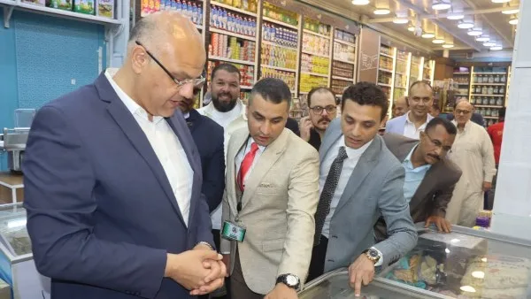 محافظ القليوبية يفتتح منافذ مستقبل مصر لتوفير السلع الغذائية بأسعار مُخفضة ببنها محافظ القليوبية يفتتح منافذ مستقبل مصر لتوفير السلع الغذائية بأسعار مُخفضة ببنها