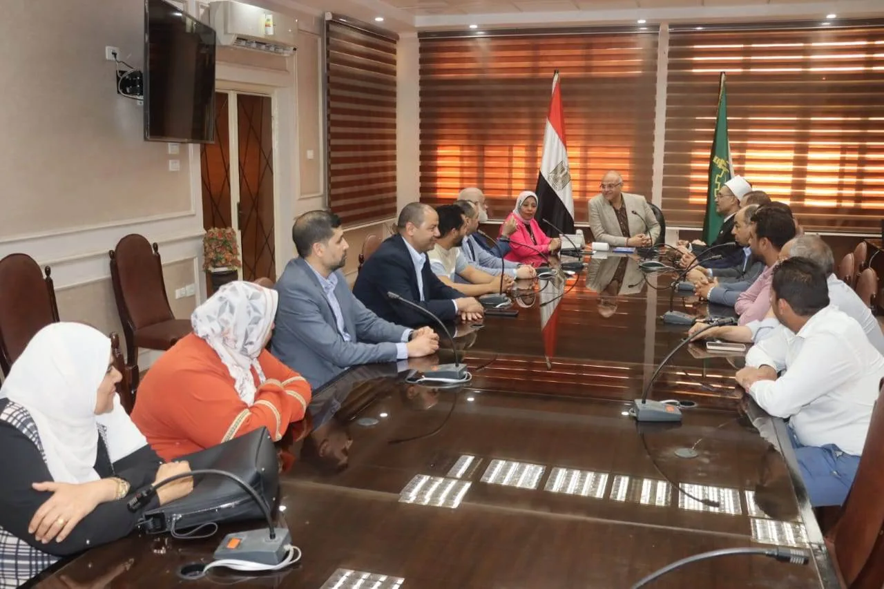 محافظ القليوبية يلتقي المشرفين الفائزين في بعثة حجاج الجمعيات الأهلية محافظ القليوبية يلتقي المشرفين الفائزين في بعثة حجاج الجمعيات الأهلية