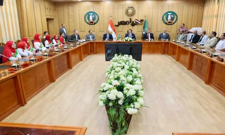 محافظ المنوفية يكرّم “مدرسة جريس الابتدائية” ويمنحها درع المحافظة محافظ المنوفية يكرّم “مدرسة جريس الابتدائية” ويمنحها درع المحافظة