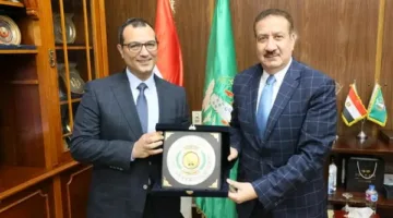 محافظ المنوفية يكرم مدير شركة غاز مصر السابق