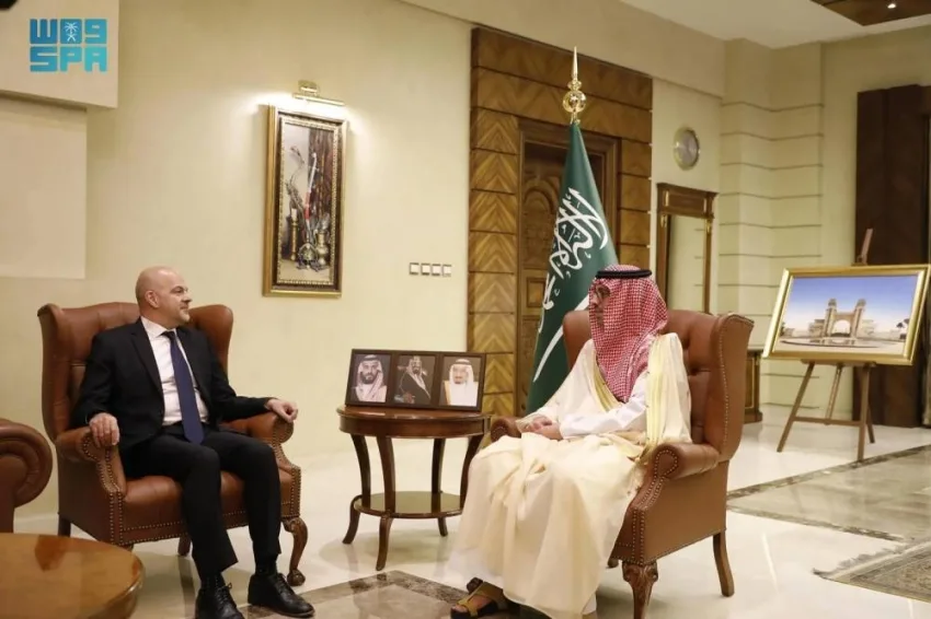 محافظ جدة وقنصل الولايات المتحدة يناقشان القضايا المشتركة محافظ جدة وقنصل الولايات المتحدة يناقشان القضايا المشتركة