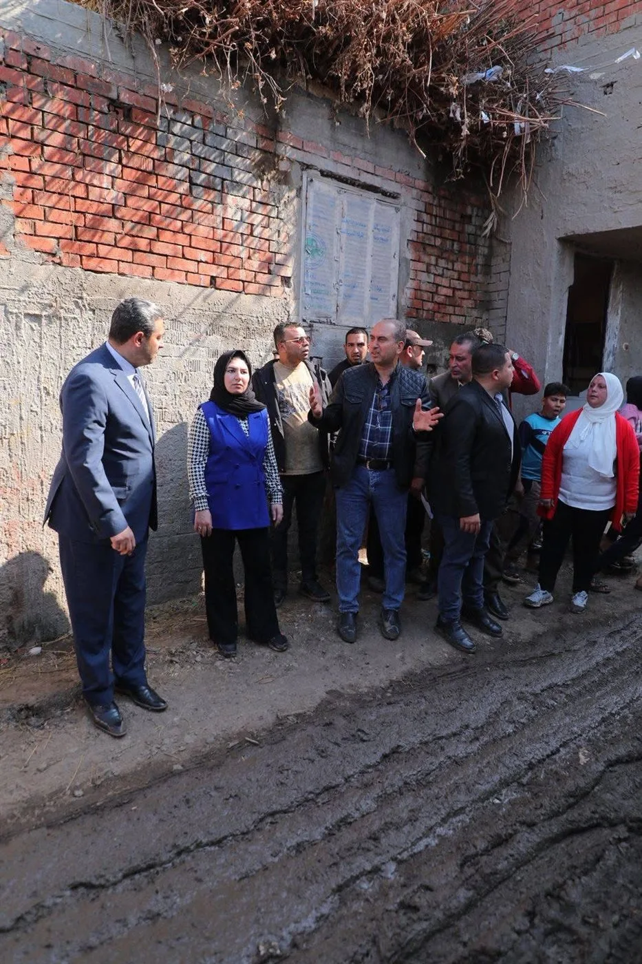 محافظ دمياط يزور المنازل المتضررة من الأمطار في كفر سعد محافظ دمياط يزور المنازل المتضررة من الأمطار في كفر سعد