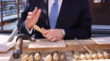 محافظ دمياط يشارك بتجربة للنحت على الخشب