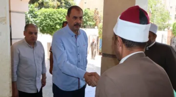 محافظ سوهاج يؤدي صلاة الجمعة بمسجد الشرطة ويلتقي المواطنين عقب الصلاة