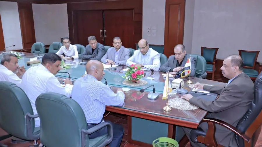محافظ سوهاج يعقد اجتماعًا لمتابعة مشروعات الرصف محافظ سوهاج يعقد اجتماعًا لمتابعة مشروعات الرصف