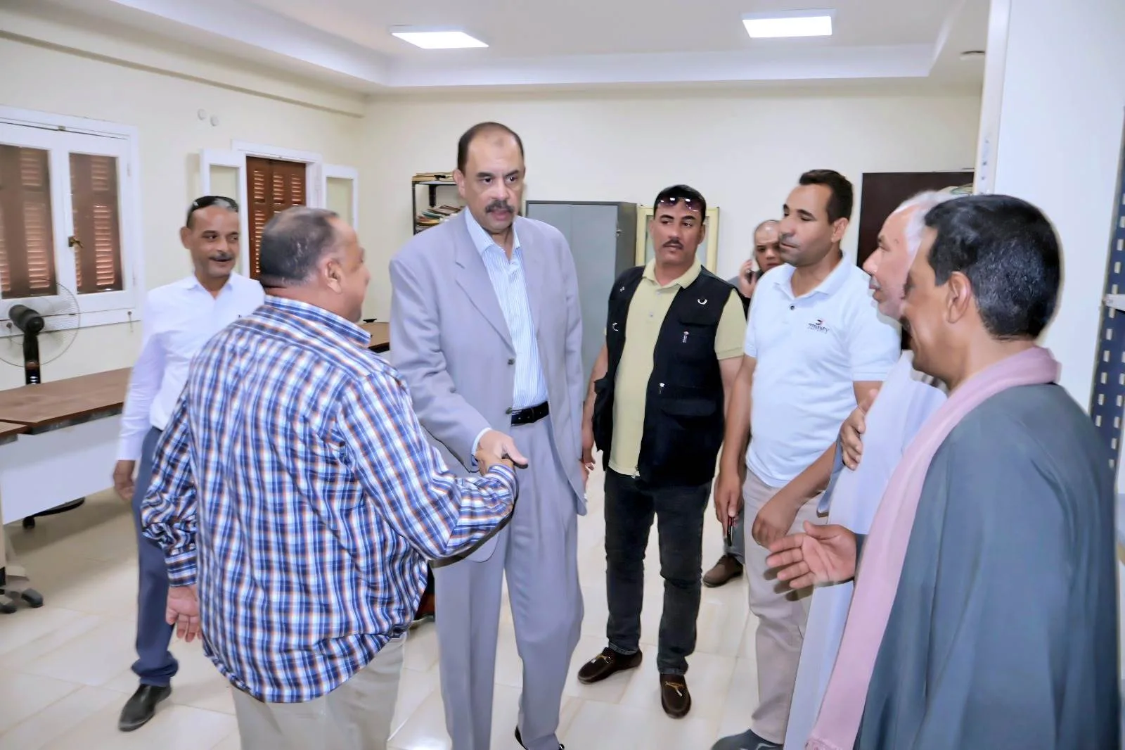 محافظ سوهاج يقوم بزيارة تفقدية مفاجئة في جرجا ويدعو رئيس المدينة لإعادة الانضباط للشوارع خلال شهر. محافظ سوهاج يقوم بزيارة تفقدية مفاجئة في جرجا ويدعو رئيس المدينة لإعادة الانضباط للشوارع خلال شهر.