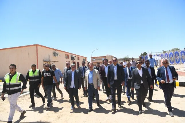 محافظ قنا ورئيس الجهاز المركزي للتعمير يتفقدان مزرعة دواجن قنا محافظ قنا ورئيس الجهاز المركزي للتعمير يتفقدان مزرعة دواجن قنا
