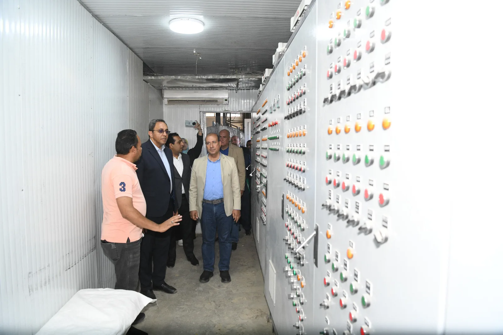محافظ قنا ورئيس الجهاز المركزي للتعمير يتفقدان مزرعة دواجن ومصنعا للأعلاف محافظ قنا ورئيس الجهاز المركزي للتعمير يتفقدان مزرعة دواجن ومصنعا للأعلاف