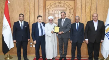 محافظ قنا يشيد بدور العمال فى بناء الوطن