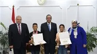 محافظ قنا يقدّم جوائز للمبدعين الصغار الفائزين بجائزة الدولة