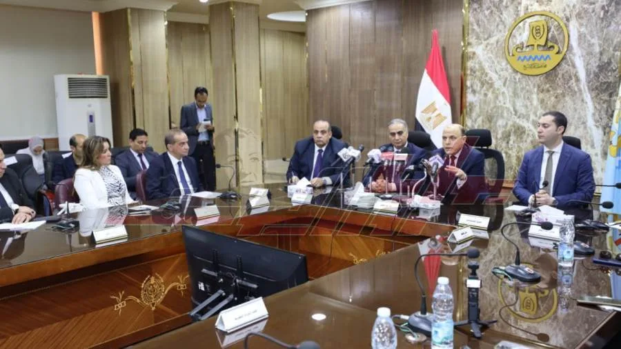 محافظ كفر الشيخ ورئيس جهاز حماية المستهلك يعقدان لقاءً موسعًا مع الغرفة التجارية محافظ كفر الشيخ ورئيس جهاز حماية المستهلك يعقدان لقاءً موسعًا مع الغرفة التجارية