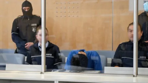 محاكمة سوري يُشتبه بارتباطه بتنظيم الدولة الإسلامية بسبب عملية طعن خلال مهرجان في ألمانيا. محاكمة سوري يُشتبه بارتباطه بتنظيم الدولة الإسلامية بسبب عملية طعن خلال مهرجان في ألمانيا.