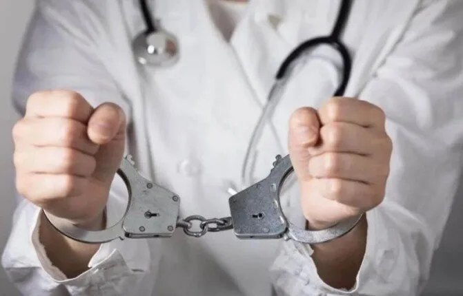 «محامي» حفيدة رئيس الوزراء الأسبق: المتهم كاتب أنه طبيب تجميل خبرة 10 سنوات وهو صيدلي «محامي» حفيدة رئيس الوزراء الأسبق: المتهم كاتب أنه طبيب تجميل خبرة 10 سنوات وهو صيدلي