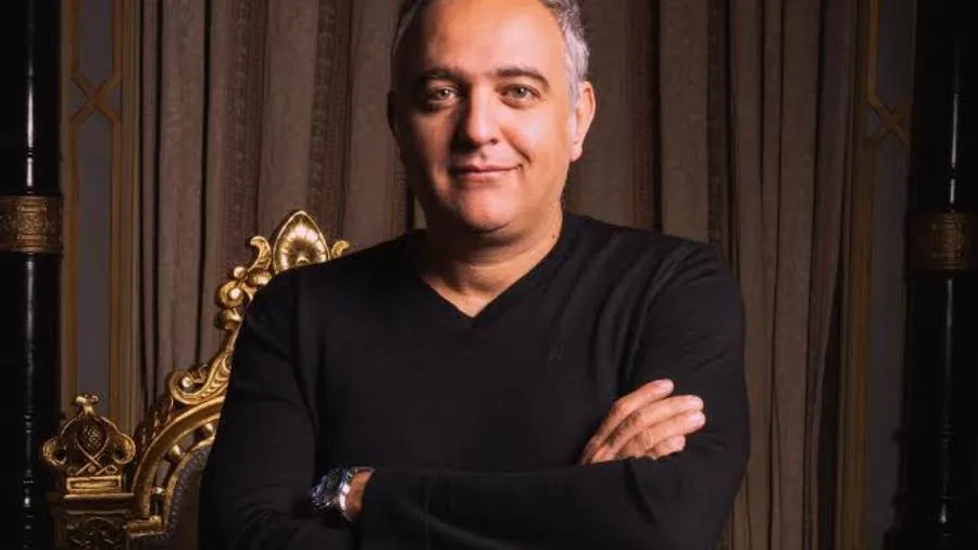 محمد حفظي يطلق "إلى عالم مجهول" في رحلة حول العالم العربي محمد حفظي يطلق "إلى عالم مجهول" في رحلة حول العالم العربي