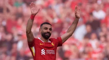 محمد صلاح يضم ميسي ورونالدو إلى تشكيلته المثالية المكونة من خمسة لاعبين.